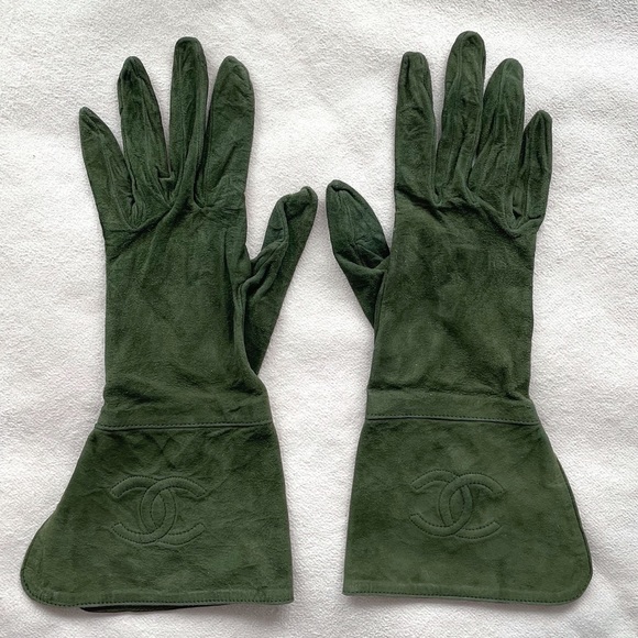 💥SOLD💥 CHANEL Vintage Green Leather CC Gloves